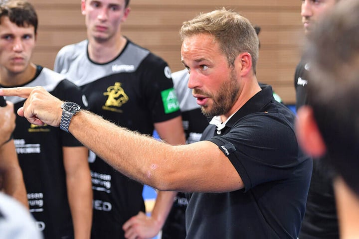 Christian Pöhler gibt die Marschrichtung vor. Der 38-Jährige ist seit kurzem European Master Coach. Die höchste europäische Trainerlizenz hat Pöhler in einer einjährigen Ausbildung erworben. In Köln hat er erfolgreich die Prüfung abgelegt.