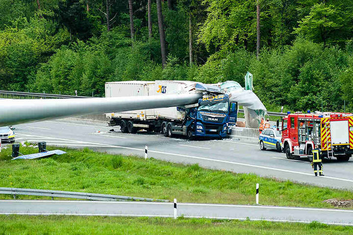 Einmal komplett durch den Lkw bohrte sich der Flügel.
