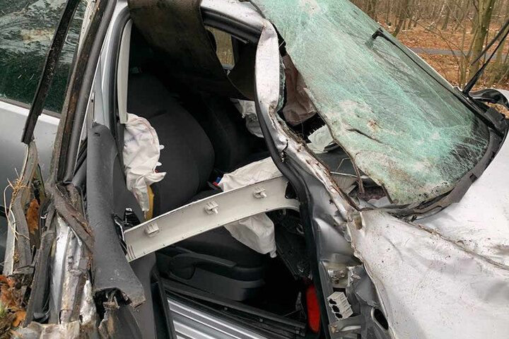 Der Fahrer wurde aus dem VW Polo geschleudert.
