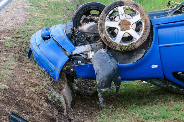 Der Fahrer wurde verletzt und kam ins Krankenhaus.