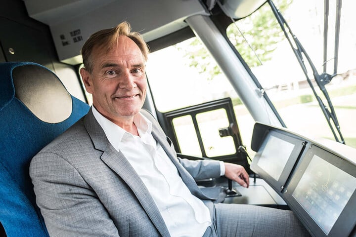 Ungewohnte Perspektive: Taufpate Burkhard Jung in der Fahrerkabine der XL. Die Jungfernfahrt führte ihn unter anderem durch Gohlis.