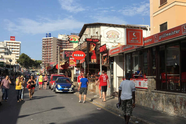 Blick auf Carrer Pare Bartomeu Salva, die berühmte sogenannte "Schinkenstraße".