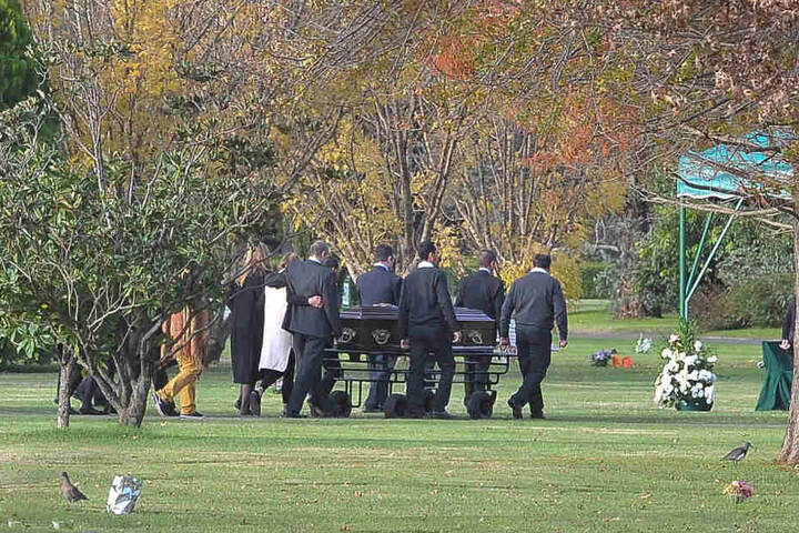 Freunde und Verwandte nehmen an der Beerdigung von Inés Zorreguieta Aires teil. Die Beisetzung fand auf einem Privatfriedhof in Pilar, 50 Kilometer nördlich von Buenos Aires statt.