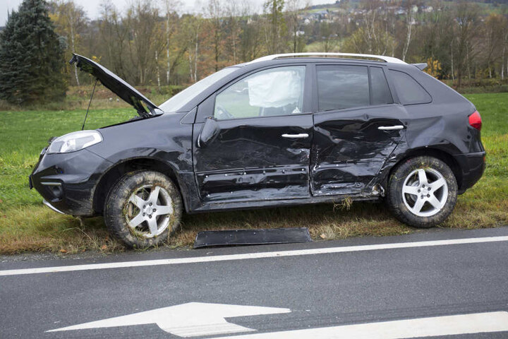 Durch die Wucht des Zusammenstoßes wurde der Renault-SUV in den Straßengraben geschleudert.