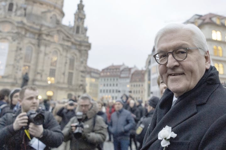 Bundespräsident Frank-Walter Steinmeier kommt zu einer Gedenkveranstaltung auf den Neumarkt vor der Frauenkirche.