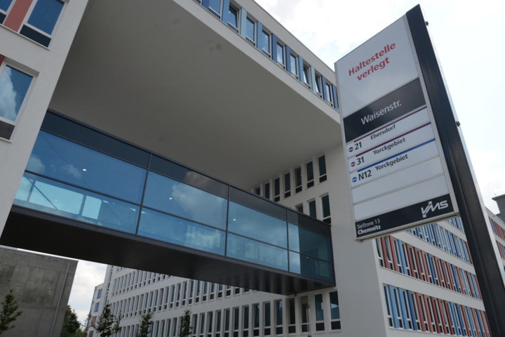 Derzeit wird die Bushaltestelle vor dem Technischen Rathaus noch gebaut. Mit Beginn des neuen Schuljahrs soll sie in Betrieb gehen.