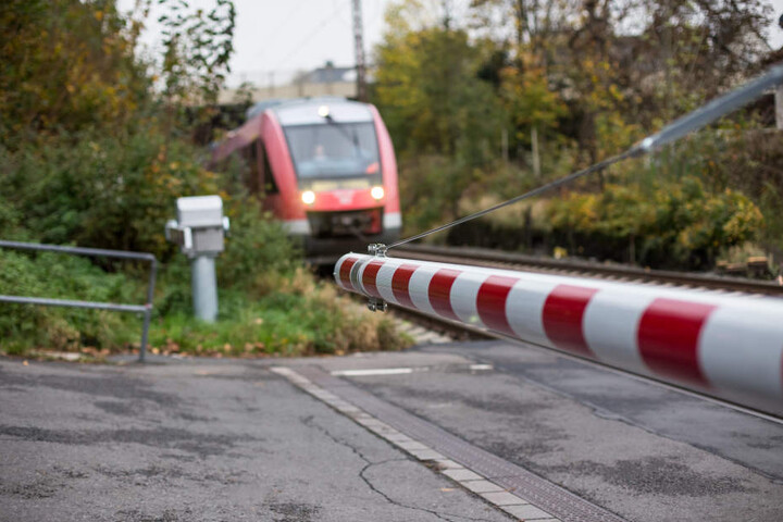 Der Rentner hatte eine geschlossene Schranke durchbrochen und dann auf dem Bahnübergang gewendet. (Symbolbild)