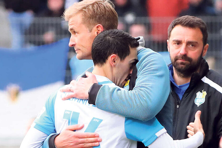 Gut gemacht! Coach David Bergner umarmt Rafael Garcia.