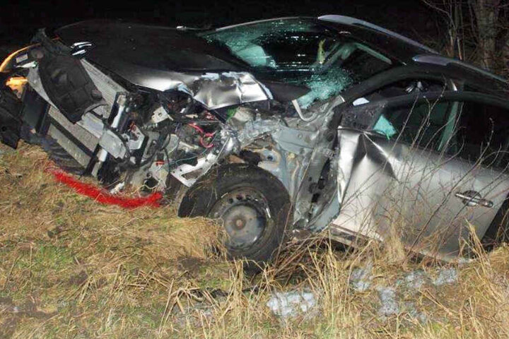 Der Fahrer des Renault kam mit schweren Verletzungen in ein Krankenhaus.