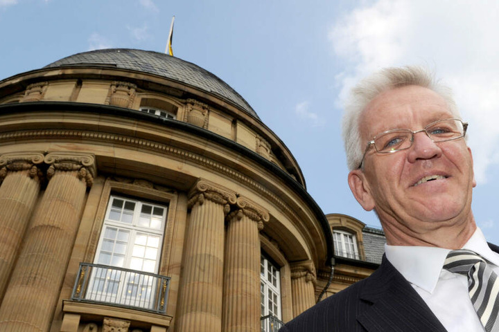 Ministerpräsident Winfried Kretschmann vor der Villa Reitzenstein.