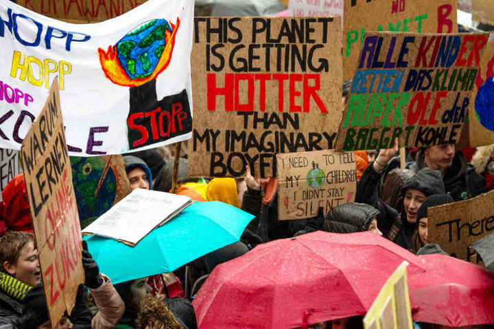 Auch in München wird trotz Regens mit unzähligen Plakaten für mehr Klimaschutz demonstriert.