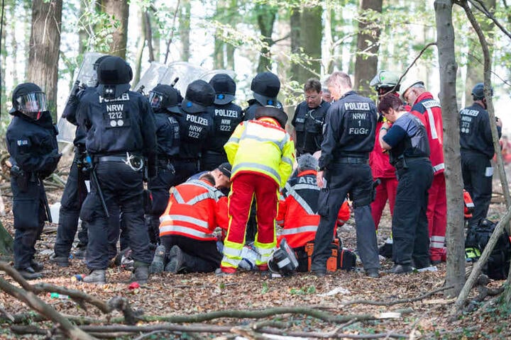 Ärzte und Sanitäter versorgten den Mann nach dem Sturz, die Polizei kümmerte sich ebenfalls um das Opfer.