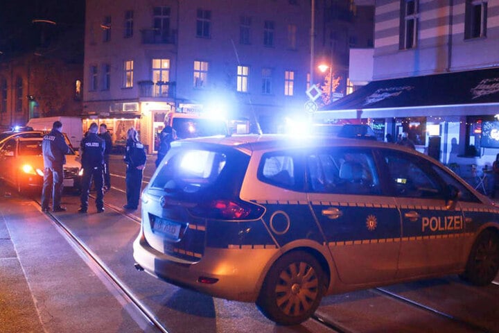 Die Polizei sperrte die Unfallstelle ab. Deswegen wurde der Tramverkehr der Linie M21 unterbrochen.