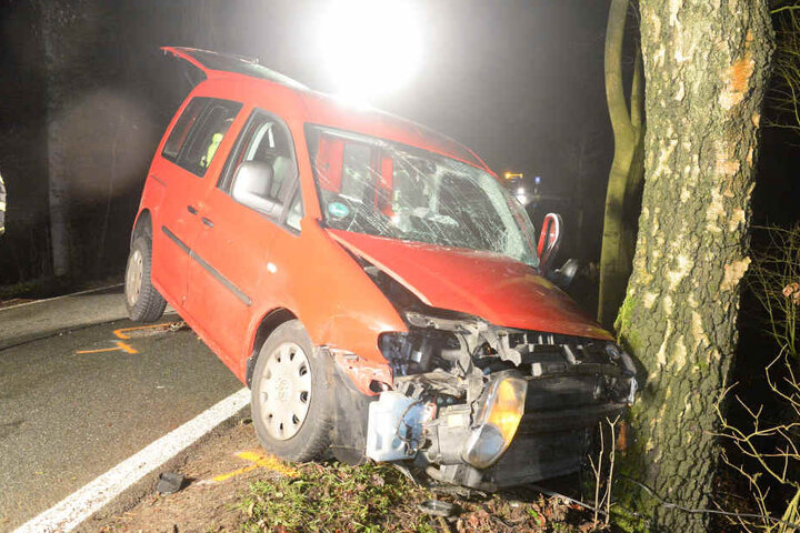 Feuerwehrleute befreiten den 58-Jährigen aus dem Auto-Wrack.