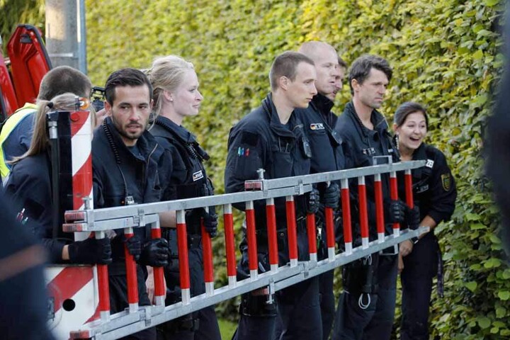 Die Bundespolizei musste auch kräftig mit anpacken.