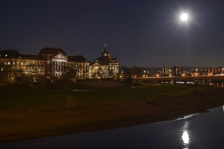 Ein unvergesslicher Anblick: Der Supermond strahlt über Dresden.