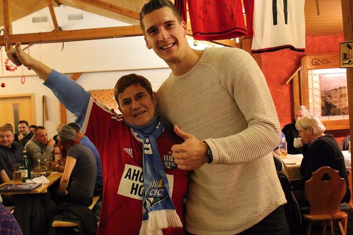 Martina Hartwig war happy. Für 150 Euro, die dem Nachwuchs zugute kommen, ersteigerte sie das Trikot von Kevin Kunz.