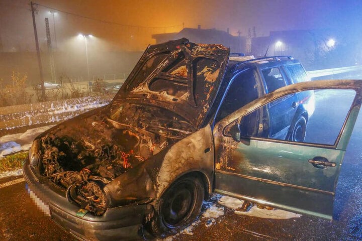 Das Feuer brach im Motorraum des Autos aus.