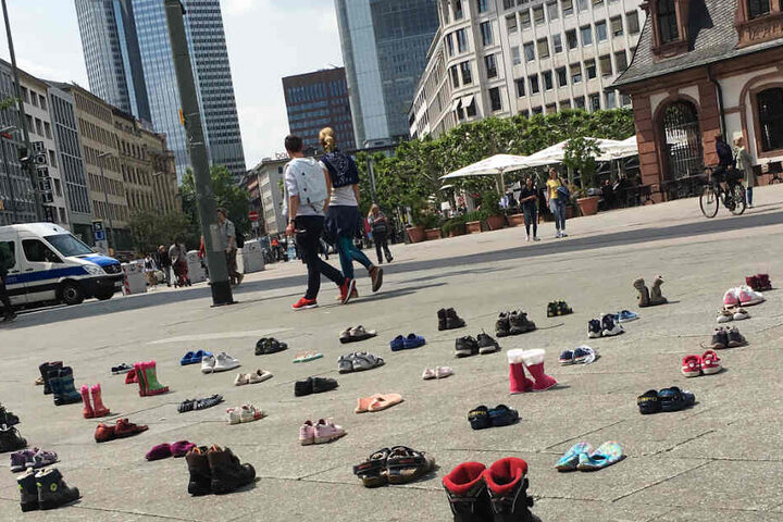 Die Schuhe standen direkt gegenüber dem Café Hauptwache.