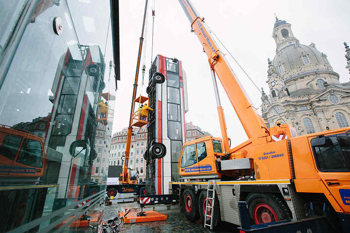 Die Bus-Installation "Monument" wird Anfang April in Dresden auf dem Neumarkt demontiert und für den Transport nach Berlin vorbereitet.