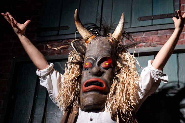 Der Schauspieler Morgan oBrien steht im Hamburg Dungeon in einer Szene aus der Show "Der Fluch der Maske" auf der Bühne.