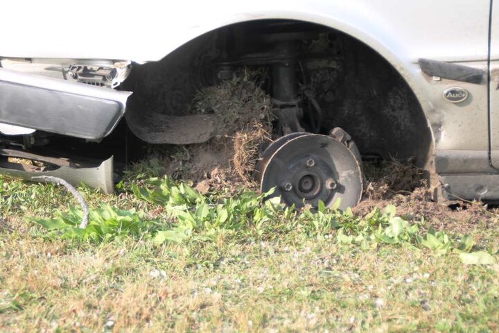 Die Audi-Fahrerin grub mit ihrer Felge Teile der Tankstellen-Wiese um.