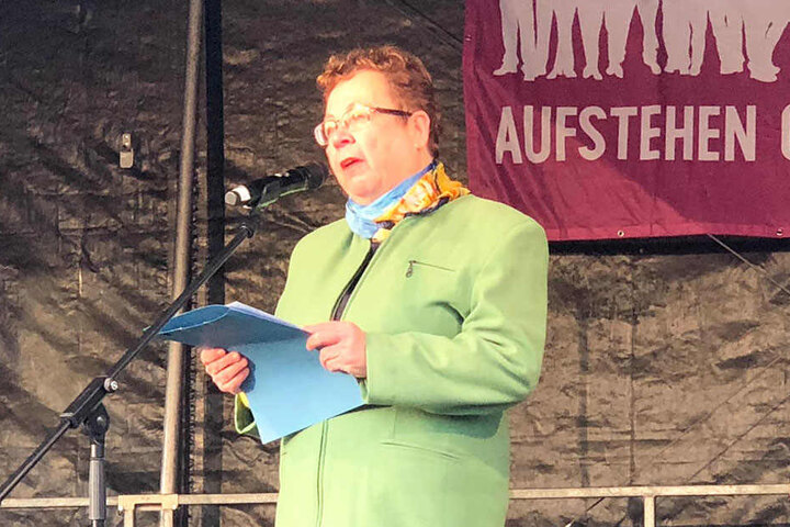 Dr. Ruth Röcher (64), Vorsitzende der jüdischen Gemeinde Chemnitz, spricht bei "Solidarität statt Rassismus". "Wo gegen Minderheiten gehetzt wird, ist kein Ort für Juden. Aber die Mehrheit der Chemnitzer lehnt Hetze ab."