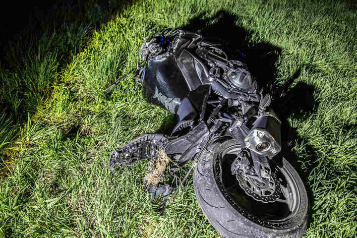 Das verunfallte Motorrad liegt in einem Grünstreifen.