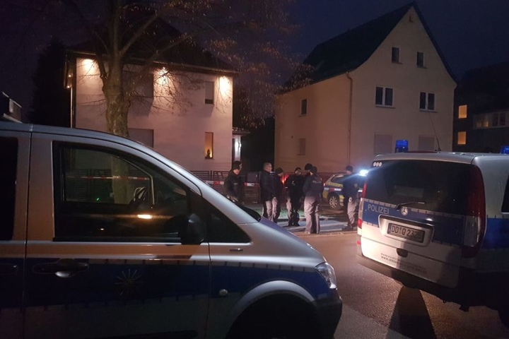 Am Montagnachmittag wurde bereits ein Sperrkreis von zirka 100 Metern errichtet. Dieser soll heute auf 1000 Meter erweitert werden.