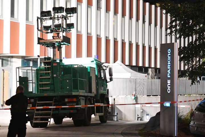 Ein Polizeifahrzeug leuchtet den abgesperrten Bereich des Fundortes der Leiche aus.