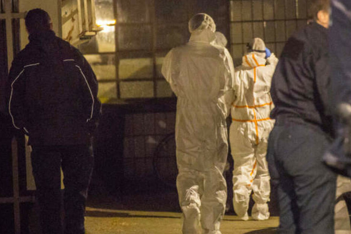 Einsatzkräfte untersuchen den Tatort in Barmbek-Nord.