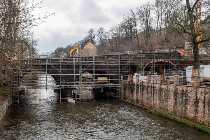 Während der Arbeiten am neuen Gewölbe wird die Karl-Schmidt-Rottluff-Brücke, so heißt die Kaßbergauffahrt offiziell, mit einem Holzgerüst gesichert.