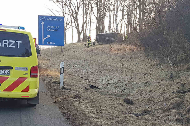 Der Wagen landete zunächst auf der Seite.