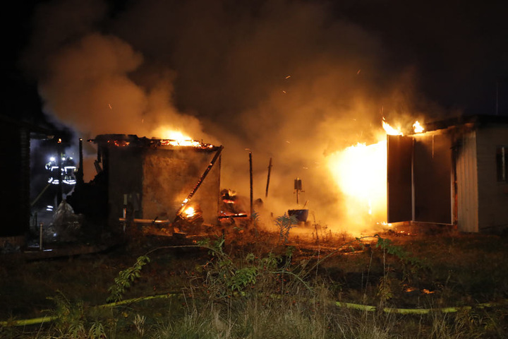 Vier Lauben brannten in einer Kleingartenanlage lichterloh.