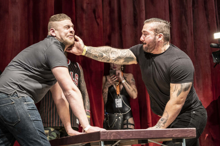 Ohrfeige mit Schmackes: Insgesamt acht Männer traten beim "Slap-Contest" an.