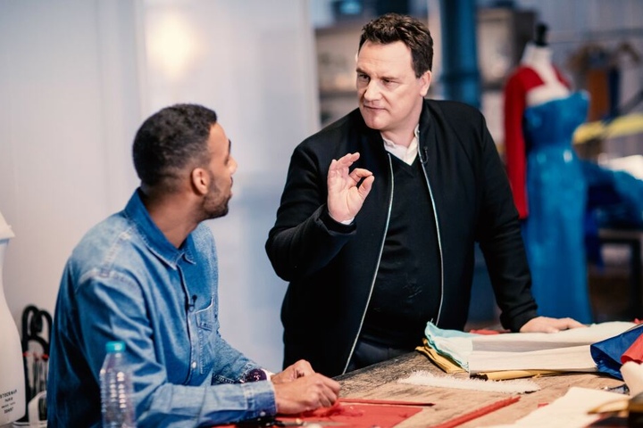 Guido Maria Kretschmer gibt den Nachwuchs-Designern wertvolle Tipps.