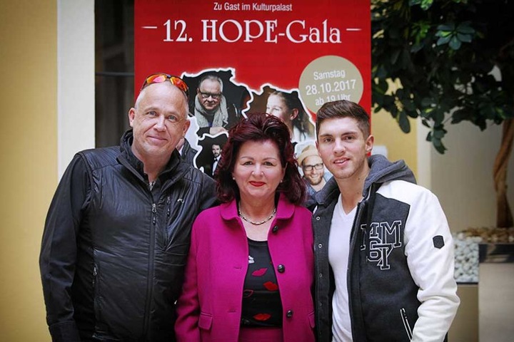 Gala-Gastgeberin Viola Klein (58) - hier mit Pfarrer Stefan Hippler aus Südafrika und Joey Heindle - kann stolz sein, in den vergangenen 12 Jahren sammelte sie rund 1,5 Mio Euro Spenden für das Hope-Projekt in Südafrika.
