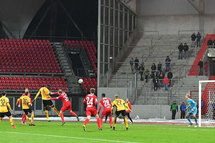 Der Siegtreffer: Mlapa (4.vl.). gelang mit einem Kopfball das 2:1 im Benefizspiel gegen Erfurt.