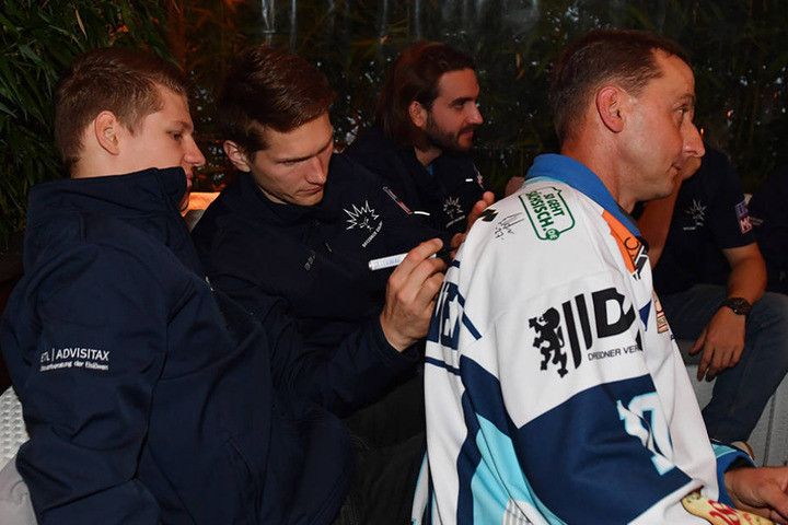 Trotz zehn Kilo weniger erkannten die Fans Arturs Kruminsch wieder und er musste fleißig Autogramme schreiben.