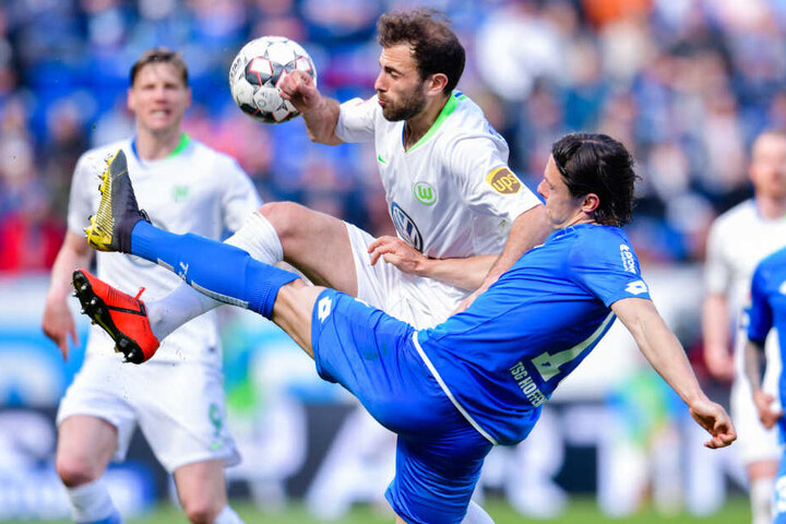 Beim Spiel gegen Wolfsburg vor wenigen Tagen: Schulz (rechts) kämpft mit Admir Mehmedi (links) um den Ball.