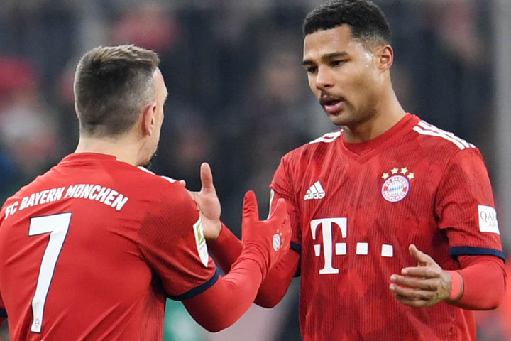 Serge Gnabry (r.) musste nach einer knappen halben Stunde verletzt ausgewechselt werden.