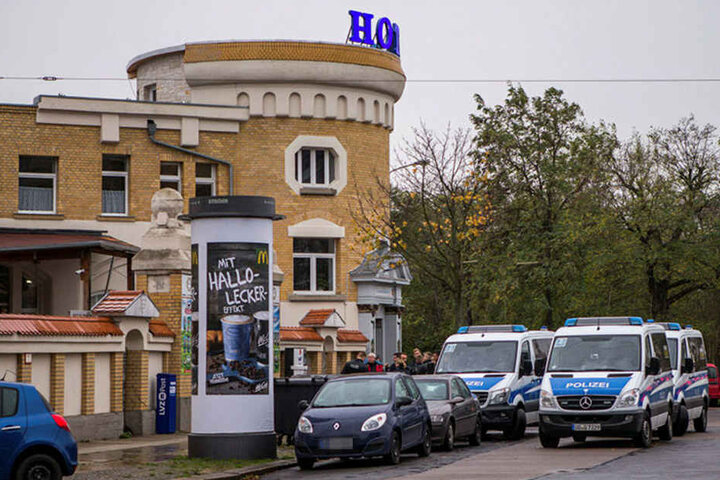 Polizisten sammeln sich vor dem Lagerhaus, das an ein Hotel angrenzt. Hier war das Mordopfer Geschäftsführer eines Großhandels.