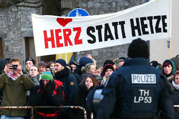 Die Polizei spricht von einem friedlichen Verlauf der Demo in Weimar.