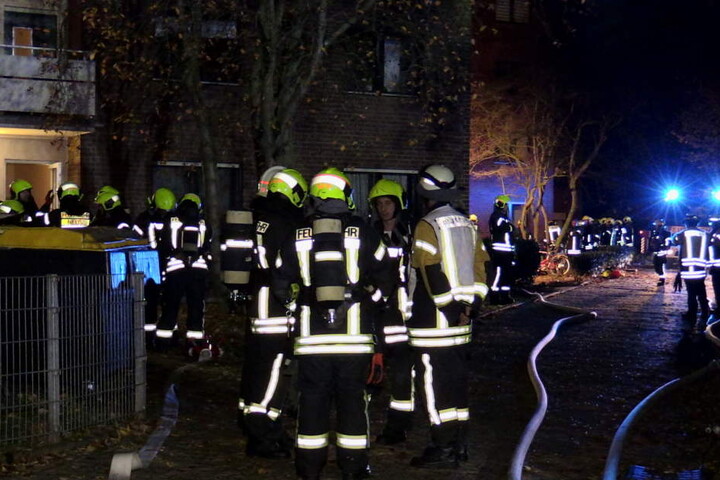 Im Einsatz waren fünf Löschzüge und Drehleitern aus dem gesamten Neusser Stadtgebiet.