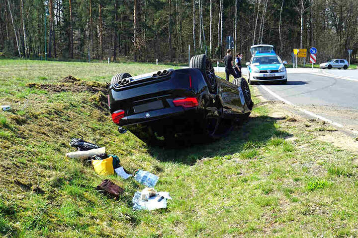 Am Fahrzeug, das auf dem Dach lag, entstand Totalschaden.