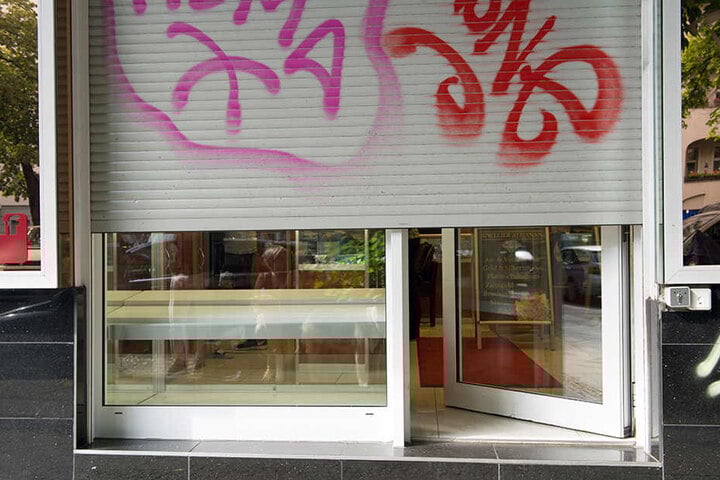 Der Juwelier in der Sonnenallee wurde von der Polizei im Zusammenhang mit dem Raub der Goldmünze aus dem Bodemuseum durchsucht.