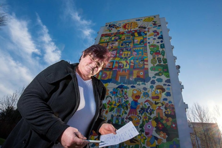 Gudrun Wagner (60) vor dem bunten Hochhaus im Heckert-Gebiet: Einbrecher drangen dort zum wiederholten Mal in die Keller ein.
