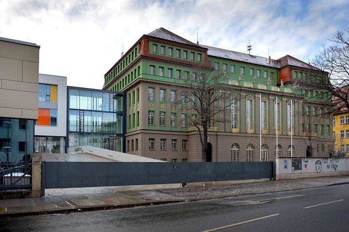 War die Botschaft am Schulgebäude an die Adresse des Schulleiters gerichtet?