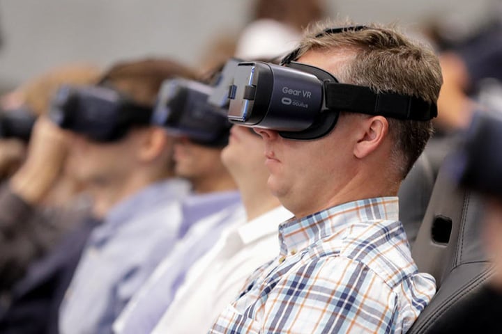 Vor allem Fans der Virtual-Reality-Technik kommen auf ihre Kosten. Microsoft will frischen Wind in den Markt bringen.