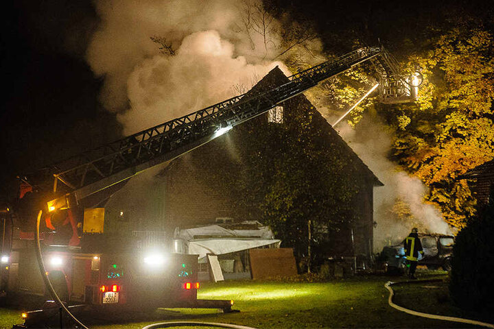 Dreieinhalb Stunden lang musste die Feuerwehr die Flammen bekämpfen.